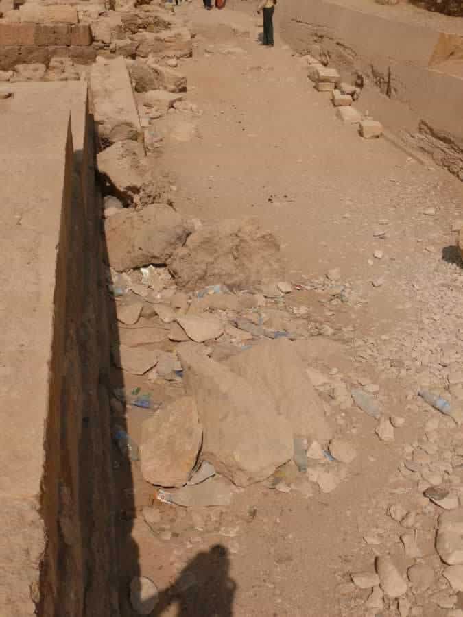 Garbage rules at the foot of the pyramids